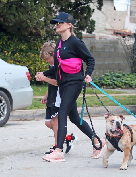 Reese Witherspoon goes for a walk in Los Angeles on March 24 wearing Alo Yoga leggings and Hoka One One x Outdoor Voices pastel pink sneakers. #reesewitherspoon #celebrityfashion #streetstyle #hokaoneone #athleisure Celebrities Wearing Lululemon, Hoka Shoes Woman, Alo Yoga Outfit, Jennifer Garner Style, Yoga Leggings Outfit, Garner Style, Alo Leggings, Cargo Leggings, Celebrity Shoes