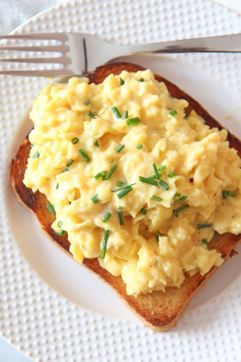 Scrambled Eggs With Cream, French Scrambled Eggs, Fluffy Scrambled Eggs, Creamy Scrambled Eggs, Scrambled Eggs Recipe, Easy Comfort Food, Egg Breakfast, Happy Foods, Scrambled Eggs