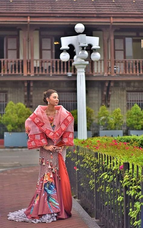 Traditional Phillipine Clothing, Traditional Filipino Aesthetic, Phillipines Traditional Dress, Harana Filipino Tradition, Philipino Traditional Clothing, Filipino Traditional Clothing Women, Filipino Outfits, Filipino Traditional Clothing, Filipiniana Wedding Dress