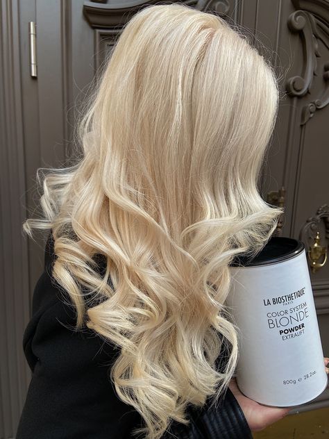 Total blonde hair Blonde Hair Summer Ideas, Blonde Cream Hair, Light Cream Blonde Hair, Blonde Hair Barbie, Pale Yellow Blonde Hair, Light Blonde Aesthetic, Dream Blonde Hair, Ivory Blonde Hair, Butter Cream Blonde Hair