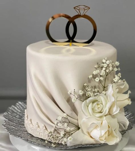 17 Stunning Wedding Cake Ideas For A Unique Celebration. - The Perfect Cake Idea Engagement Cakes Ideas, Engagement Cake Ideas Elegant, Cake Designs For Wedding, Engagement Cake Designs Unique, Nikah Cake, Engagement Cake Images, Engagement Cake Designs, Wedding Cakes One Tier, Married Cake