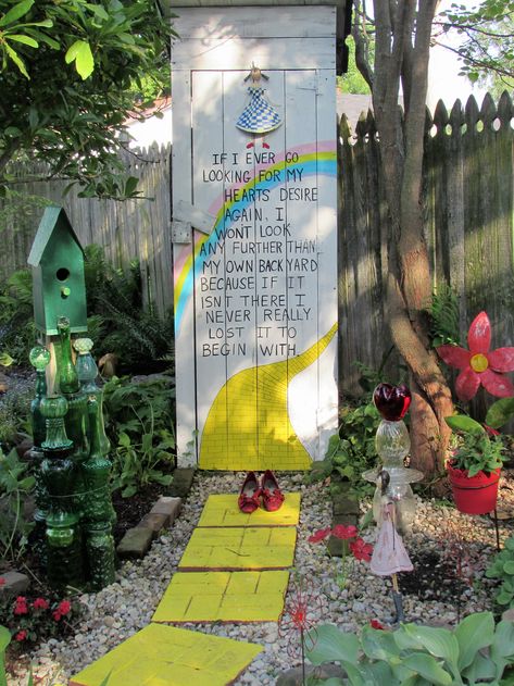 Wizard of oz garden Wizard Of Oz Decor, Disney Garden, Oz Movie, Fairy Garden Ideas, Land Of Oz, Outdoor Signage, The Wonderful Wizard Of Oz, Flower Gardening, Brick Road