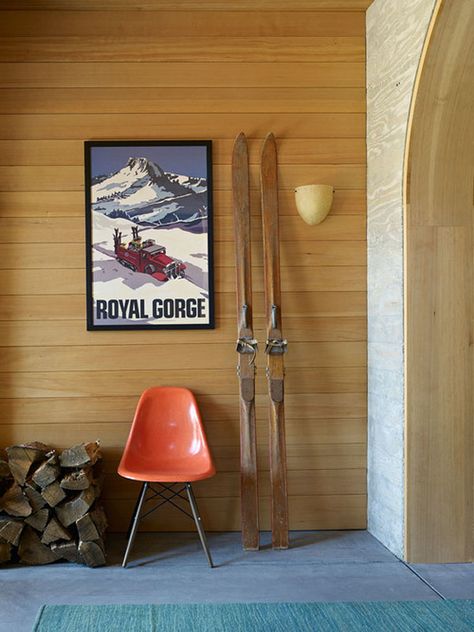 Spectacular ski cabin in Sugar Bowl: Crow’s Nest Residence Ski Bedroom Decor, Ski Lodge Interior, Ski Chalet Interior, Modern Western Home Decor, Modern Ski Chalet, Vintage Ski Lodge, House In California, Ski House Decor, Modern Wooden House