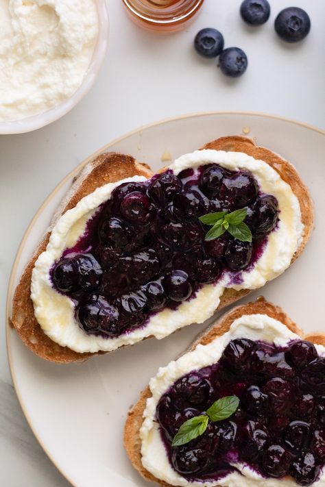 Blueberry Toast, Blueberry Ricotta, Ricotta Toast, Whipped Ricotta, Blueberry Compote, Summer Breakfast, Perfect Morning, Breakfast Toast, Toast Recipes