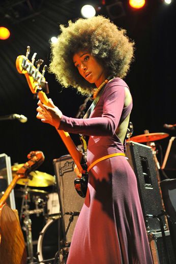 Koko London, Jazz Bassist, Esperanza Spalding, Jazz Singer, Bass Players, Jersey Dresses, Hairstyles Natural, Rock N’roll, Women In Music