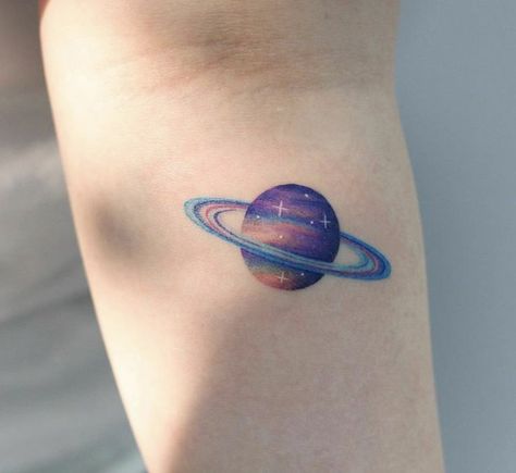 Saturn Tattoo, Planet Tattoos, Galaxy Tattoo, Tatuaje A Color, Space Tattoo, Classy Tattoos, Subtle Tattoos, Aesthetic Tattoo, Dope Tattoos