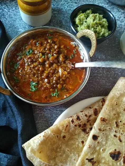 Brown Lentil Curry, Indian Dal Recipe, Dal Curry, Lentil Curry Recipes, Indian Lentils, Maharashtrian Recipes, Eggplant Curry, Lentil Dishes, Naan Recipe