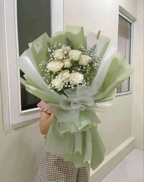 Flower Bouquet Ideas Gift Birthday, Bouket Flowers Aesthetic, Green Bouquet Aesthetic, Buket Wisuda Aesthetic, Simple Bouquet Gift, Bouquet Of Flowers For Graduation, Buqet Flowers Aesthetic, Graduation Flowers Bouquet Ideas, Flower Bouquet For Graduation