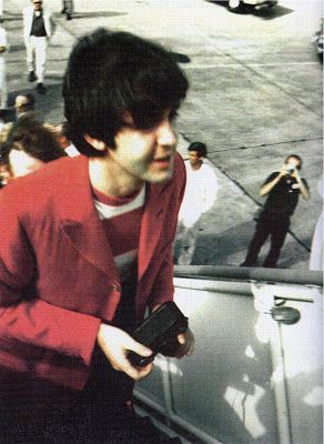 29th August 1966. Paul takes the lead as The Beatles board the chartered aircraft that would take them from Los Angeles to San Francisco. Paul Mccartney Beatles, The Quarrymen, Jane Asher, 1960s Music, Beatles Photos, Bug Boy, Beatles Pictures, Sir Paul, King Of Pop