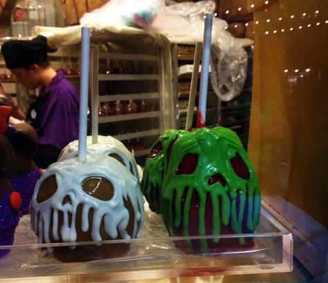 I love clever merchandising by disney Disney Baking, Oogie Boogie Bash, Disney Candy, Postres Halloween, Candy Apple Recipe, Disney Desserts, Apple Recipe, Fluffy Slime, Halloween Time