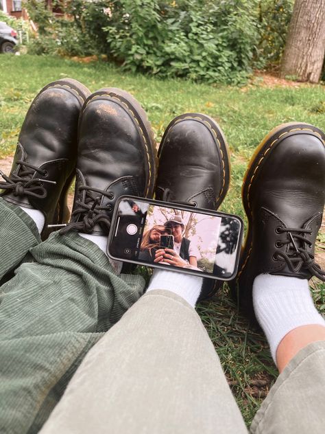 Dr Martens Couple Outfit, Couples Matching Doc Martens, Doc Martens Couple, Cute Couple Photo Ideas, Summer Photo Ideas, Couple Photo Ideas, Popeye Magazine, Polo Outfit, Outfit Photo