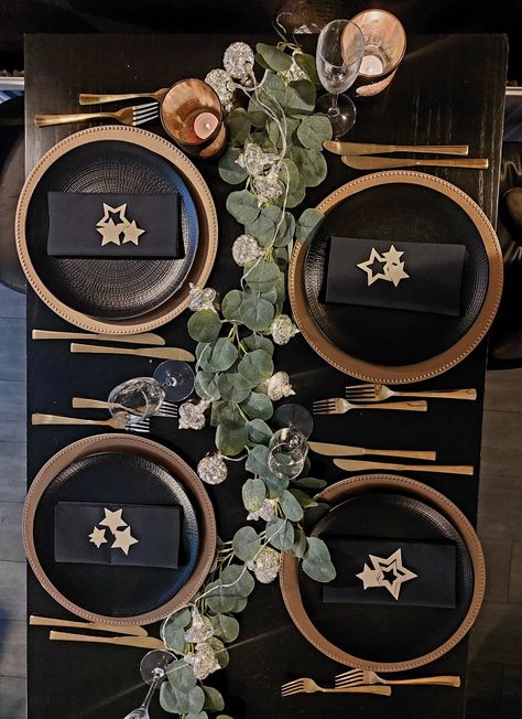 Gold Christmas Decorations Table, Black And Gold Christmas Centerpieces, Nye Centerpiece Ideas, Christmas Table Black And Gold, Black And Gold Christmas Table, Black And Gold Holiday Party Tables, Rose Gold Christmas Table, New Years Gold Tables, Black Chritmas Tablecloth