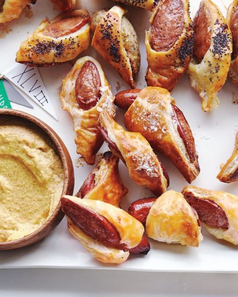 Martha Stewart - Pigs in Blankets This recipe actually looks and sounds yummy! Superbowl Food Appetizers, Pigs In Blankets, Mini Hamburgers, Bowl Party Food, Superbowl Appetizers, Crowd Pleasing Appetizers, Salad Pasta, Fourth Of July Food, Pigs In A Blanket