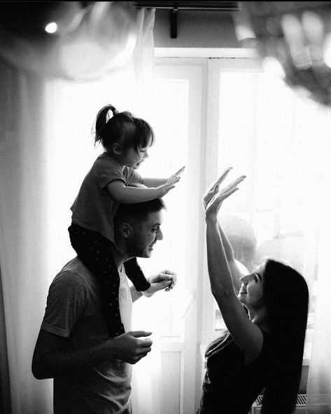 Family Aesthetic Black And White, Family Photoshoot Indoors, In House Family Photoshoot, At Home Photoshoot Ideas Family, Photoshoot Setup At Home, Shooting Famille Studio, Family At Home Photoshoot, At Home Family Photoshoot Ideas, Living Room Family Photoshoot