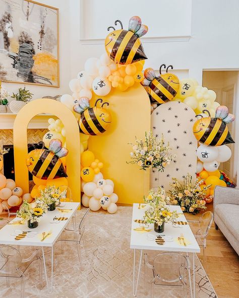 Cece's First Bee-Day 🍯💛🐝 #balloontherapy The sweetest first birthday for a precious little honey! Thanks to @tarynnewton for letting us… | Instagram Minimalist Birthday Decor, Spring Baby Shower Themes, Bee Birthday Theme, Bee Themed Birthday Party, Baby First Birthday Themes, Bumble Bee Birthday, Minimalist Birthday, Honey Bee Baby Shower, Sunflower Party