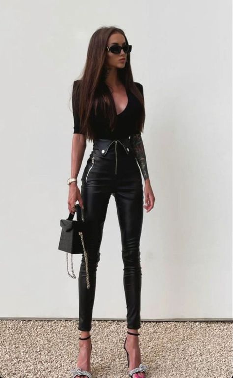 Leather Leggings Heels Outfit, Carhartt Jacket Outfit, Estilo Kim Kardashian, Homecoming Dresses Cheap, Homecoming Dress Ideas, Jacket Outfit Ideas, Black Homecoming Dresses, Black Homecoming Dress, Carhartt Jackets