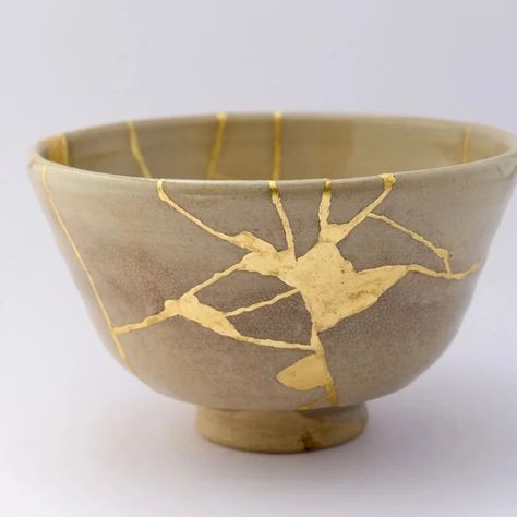 Discover the beauty in imperfection through our inspired kintsugi workshops, where broken becomes breathtaking. Join us for an inspired kintsugi workshop on Saturday, May 25th, from 10:00 to 12:30. Discover the art of embracing imperfections and creating beauty from brokenness. Sign up via our website! www.kuzuarte.com 🌿🌿🌿🌿🌿🌿🌿🌿🌿🌿🌿🌿🌿🌿🌿🌿🌿🌿🌿🌿🌿 Dołącz do nas na warsztaty inspirowane kintsugi w sobotę, 25 maja, od 10:00 do 12:30. Odkryj sztukę akceptowania niedoskonałości i tworzenia pięk... Kintsugi Photography, Kintsugi Ceramics, Kintsugi Art Inspiration, Kintsugi Art Painting, Kintsugi Graphic Design, Kintsugi Moodboard, Kintsugi Aesthetic, Japanese Art Kintsugi, Kintsugi Pottery