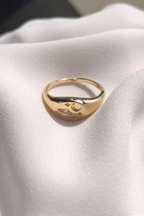 A gold ring with Saturn and the moon. Saturn And Moon, Saturn Jewelry, Moon And Saturn, Enchanted Ring, Stars Ring, Pmc Jewelry, Saturn Necklace, Saturn Earrings, Moon Gold