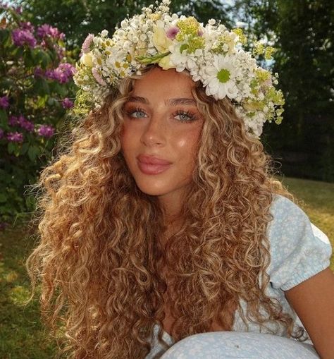 Who is Emelie Battah? Wiki, Biography, Family, Height, Boyfriend, Ethnicity Blonde Hair Cottage Core, Curly Hair Flower Crown, Curly Blonde Hair Aesthetic, Blonde Curly Hair Aesthetic, Emilie Core, Cottage Core Hairstyles, Syrian Beauty, Blonde Curly Hair Natural, Cottage Core Hair