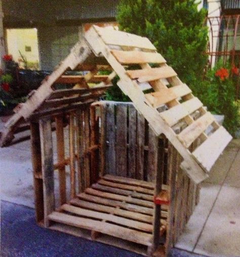 Manger created using pallets Simple Pallet Dog House, Diy Pallet Dog House, Pallet Manger, Pallet Dog House, Pallet Playhouse, Nativity Stable, Outdoor Nativity, Diy Dog Crate, Pallet House