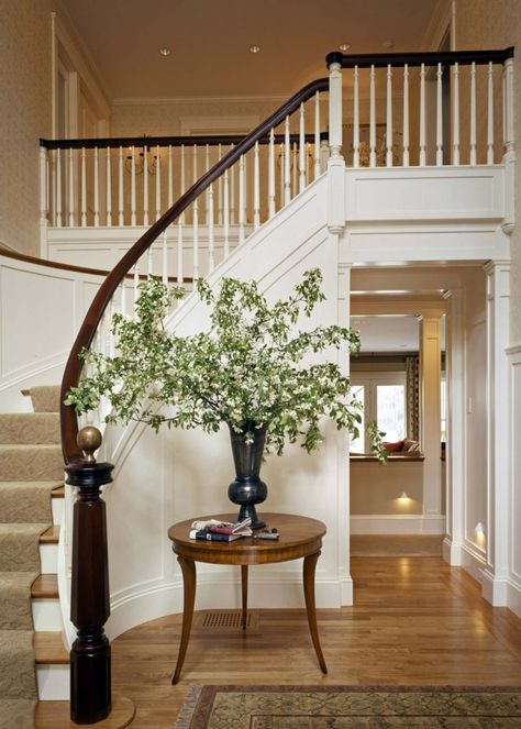 Simple, Elegant and makes a statement in the entry. Beautiful! Round Entry Table, درج السلم, Foyer Staircase, Design Hall, Design Grill, Traditional Staircase, Staircase Decor, Stair Case, Foyer Decorating