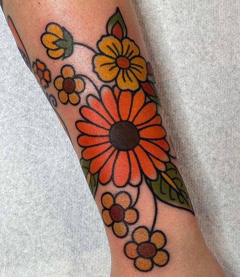 Hippie Flower Tattoos, Colorful Mandala Tattoo, 2023 Tattoo Ideas, Cuff Tattoo, Traditional Tattoo Inspiration, American Traditional Tattoo Ideas, Cool Stencils, Occult Tattoo, Traditional Tattoo Ideas