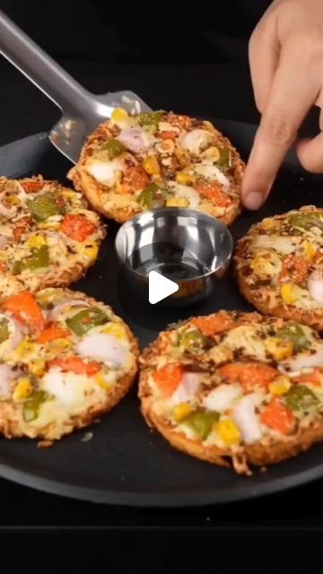 Indian Pizza Vegetarian, Quick Breakfast Ideas Vegetarian, Kids Tiffin Ideas Indian, Breakfast Recipes Indian Veg, Indian Food Party, Snacks Recipes Indian, Veg Fried Rice Recipe, Vegetarian Snacks Easy, Tiffin Ideas