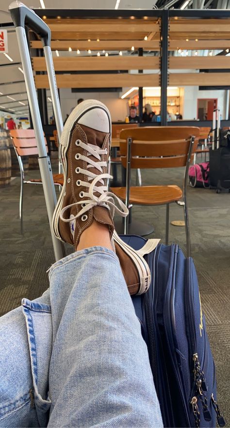 brown converse, high tops, brown, travel, converse hightops, brown, emma chamberlain, kendall jenner, converse Light Brown Converse, Brown Converse High Tops, Brown Converse Outfit, High Tops Outfit, High Top Converse Outfits, Converse Star Player, Converse Aesthetic, Brown Converse, Converse Brown