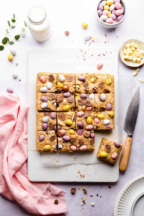 These easy mini egg Easter blondies are perfect to enjoy over the Easter holidays and beyond! They have super fudgy and gooey texture, chunks of white chocolate and chocolate mini eggs on top. Super easy and quick to make, you don't even need a mixer! #minieggblondies #blondies #easterdesserts | annabanana.co Mini Egg Blondies, Easter Blondies, Mini Egg Recipes, Easter Foods, Easter Food Crafts, Gooey Bars, No Egg Desserts, Easter Sweets, Anna Banana