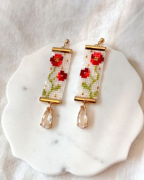 The Poppy Earrings ♥️ #poppy #flower #floral #floraljewelry #handmadejewelry #flowerjewelry #poppyjewelry #floralearrings #bayareajewelry Loom Bead Earrings, Bead Loom Earrings, Loom Earrings, Poppy Earrings, Braided Bracelet Diy, Loom Designs, Bead Loom Designs, Felt Beads, Polymer Clay Jewelry Tutorials