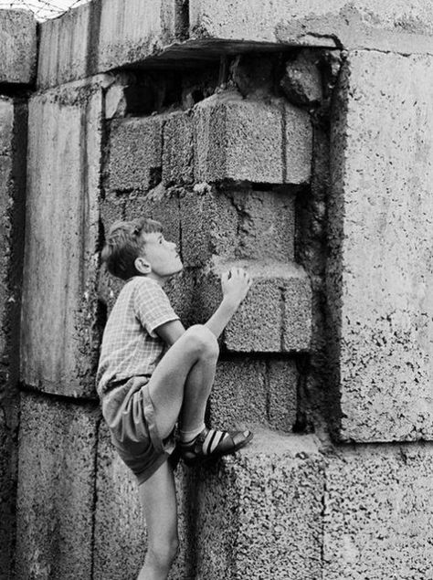 sinuses:  Playing on the Berlin Wall, 1963. Vintage Children Photos, The Berlin Wall, East Berlin, German History, Image Chat, Berlin Wall, Vintage Boys, Magnum Photos, Historical Pictures