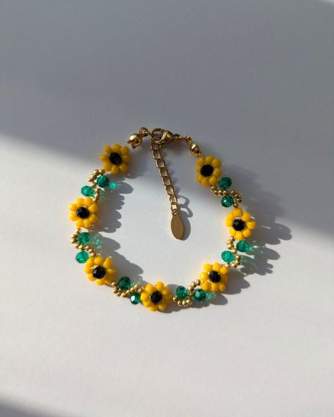 Yellow Daisy 💛 Bracelet. Perfect as a gift with a yellow 🟡 bouquets for girlies who loves yellow 💛 #shopsmall #supportlocal #handicraft #handmadejewelry #handmadebracelets #beadbracelet #giftideas #yellowlover Yellow Bracelet Beads, Daisy Jewellery, Yellow Bouquets, Diy Beading, Daisy Jewelry, Yellow Bracelet, Daisy Bracelet, Yellow Daisy, Beading Projects