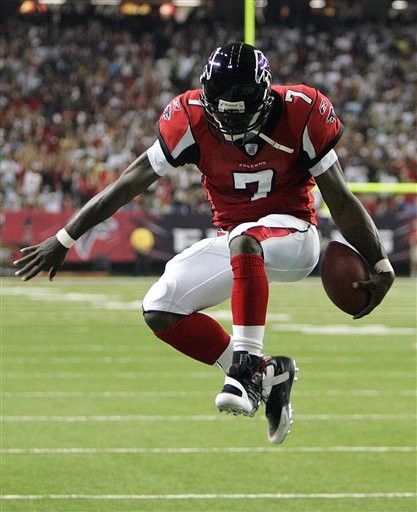 Nfl Falcons, Mike Vick, Newport News Virginia, Atlanta Falcons Football, Nfl Football Pictures, Nfl Football Art, Michael Vick, Falcons Football, Troy Aikman