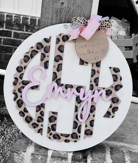 Bring home the sweetest bundle of joy and celebrate their birth with this beautiful cheetah print baby Doorhanger. All personalization is included with purchase! Message seller with baby name and any other personalization you would like to add! Cheetah Baby Nursery, Cheetah Print Baby Shower Ideas, Cheetah Baby Shower Ideas, Cheetah Print Nursery, Cheetah Nursery, Leopard Baby Showers, Girly Nursery, Nursery Accent Wall, Baby Announcement Photoshoot