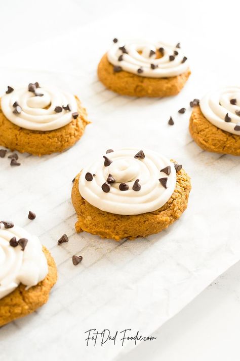 Crumbl Pumpkin Cake Cookie Pumpkin Cookie Crumble, Crumbl Pumpkin Pie Cookie Recipe, Copycat Crumbl Pumpkin Cookies, Pumpkin Chocolate Chip Cookies Crumbl, Crumbl Pumpkin Cheesecake Cookie, Crumble Cookie Recipe, Pumpkin Cookie Recipe, Pumpkin Chocolate Chip Cookies, Easy Baking Recipes Desserts