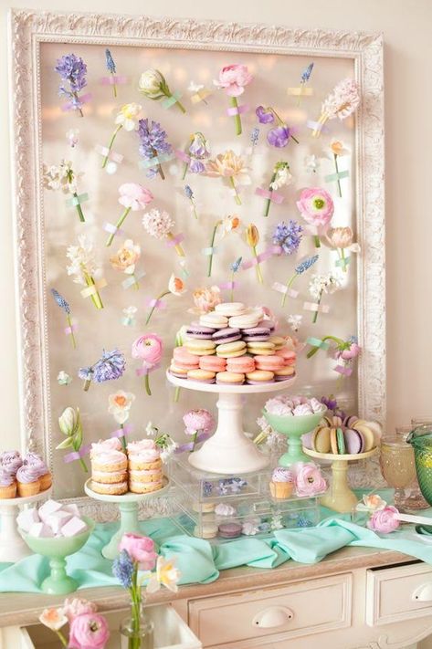 Floral Frame Decoration Buffet, Fairy Garden Birthday Party, Idee Babyshower, Pastel Party, Garden Party Birthday, Easter Party Decor, Garden Birthday, Fairy Party, Tea Party Garden