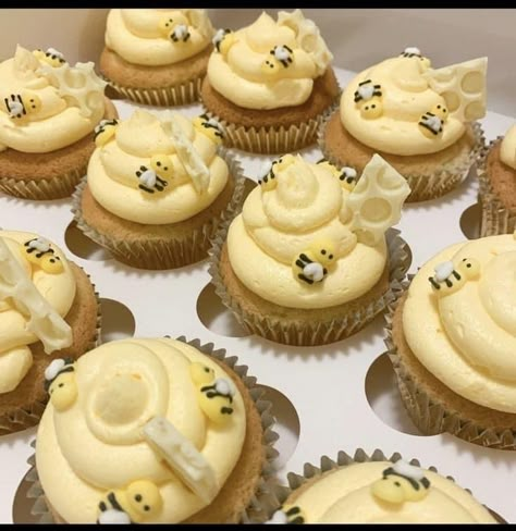 Diy Winnie The Pooh Desserts, Classic Pooh Cupcakes, What Will It Bee Gender Reveal Cupcakes, Pooh Bear Desserts, Winnie The Pooh Deserts, Pooh Bear Cupcakes, Winnie The Pooh Dessert Table Ideas, Winnie The Pooh Baby Shower Cupcakes, Cupcakes Winnie Pooh