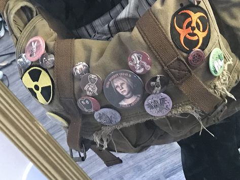 Messenger Bag Tour, Messenger Bag Pins, Bag Pins Ideas, Messenger Bag With Pins, Pins On Bag, Messenger Bag Aesthetic, Bag With Pins, Brown Clothing, Messanger Bag