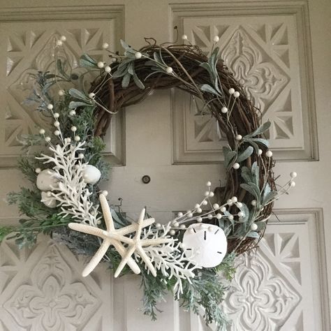 Winter After Christmas Decor, Seaside Wreath, Coastal Door, Spring Wreaths For Front Door Diy, Beach Themed Crafts, Diy Beach Decor, Coastal Wreath, Creative Wreaths, Nautical Wreath