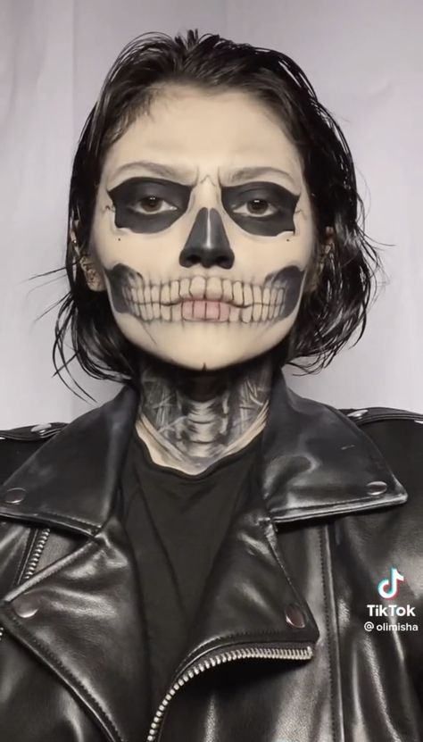 Haunted House Makeup, Skull Face Makeup, Skeleton Face Paint, Skull Makeup Tutorial, Skull Face Paint, Vampire Bride, Hot Halloween Outfits, Skeleton Makeup, Cute Couple Halloween Costumes