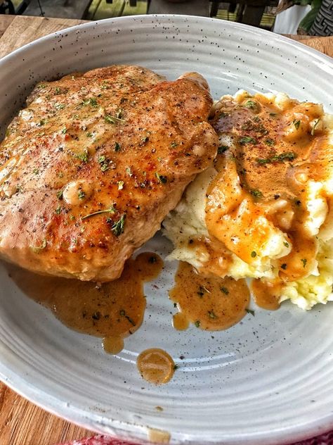 Black Pepper and Paprika Smothered Pork Chops Tipsy Housewife Recipes, Housewife Recipes, The Tipsy Housewife, Creamy Mashed Potatoes Recipe, Tipsy Housewife, Smothered Pork, Pork Chop Dinner, Pork Chop Recipes Baked, Smothered Pork Chops