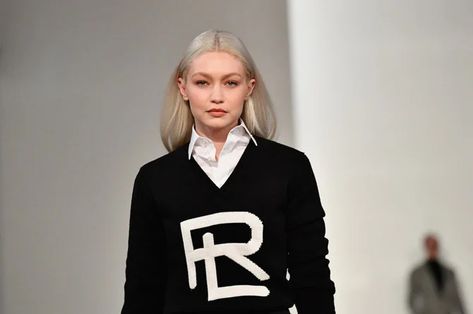 Palestinian-Dutch supermodel Gigi Hadid is set to launch her new clothing label, Guest in Residence. (AFP) Ralph Lauren Fall Winter 2022, Gigi Hadid Walk, Gigi Hadid Pictures, Ralph Lauren Runway, Classic Clothes, Ralph Lauren Fall, Rachel Brosnahan, Fashion Videos, Jessica Chastain