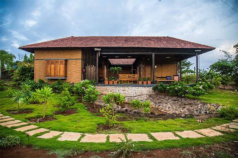 put your hands together conceives farmhouse on a riverbank of india Farmhouse Architecture, Mud House, Farmhouse Landscaping, Small Farmhouse, Hands Together, Farmhouse Ideas, Natural Building, Village House Design, Green Landscape