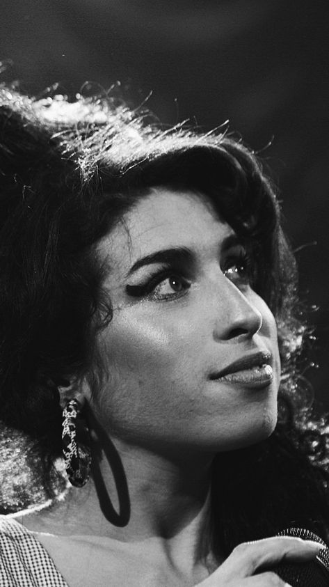 Amy Winehouse Black, Amy W, Amy Winehouse Style, Female Rock Stars, Famous Pictures, Amy Winehouse, Female Singers, Back To Black, Style Icon