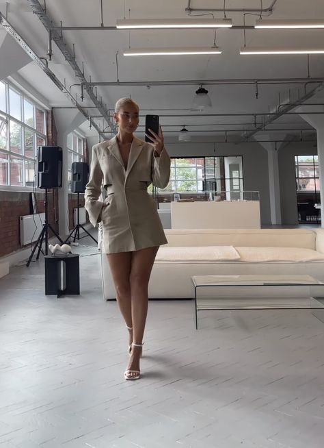 Jess Hunt, Design Studio Office, Model Industry, Chic Outfits Classy, Boss Outfit, Beige Blazer, Hairstyle Look, Classy Chic, Blazer Outfits