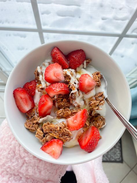 yogurt bowl, healthy, strawberries, greek yogurt, granola, trader joe’s, recipes, meal prep, food, foodie, insta, healthy meal prep, meal inspo, breakfast Strawberry Yogurt Aesthetic, Yogurt And Granola Bowl, Yogurt Cereal Bowl, Yogurt And Fruit Bowl, Fruit And Yogurt Bowl, Strawberry Yogurt Bowl, Yogurt Bowl Aesthetic, Granola Yogurt Bowl, Yogurt With Granola