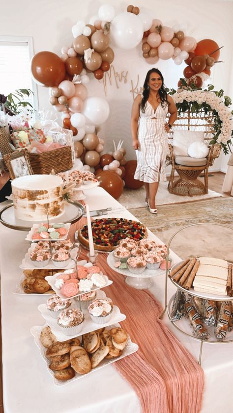 Coffee Bridal Shower, Bridal Shower Colors, Western Bridal Showers, Fall In Love Bridal Shower, Bridal Shower Inspo, Simple Bridal Shower, Bridal Shower Planning, Chic Bridal Showers, Bridal Shower Tables