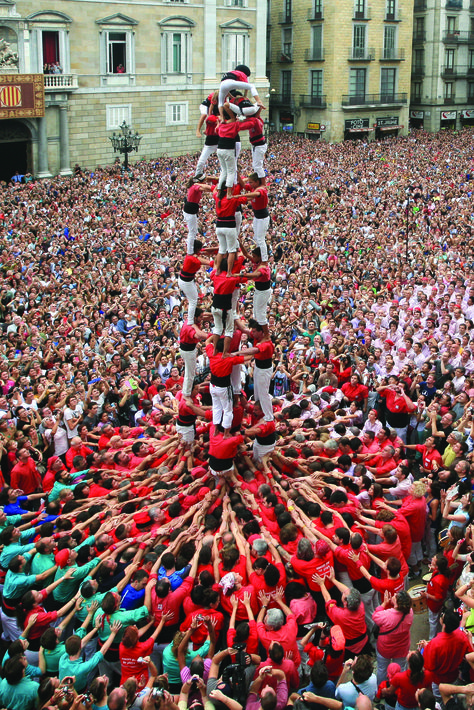 Get ready to discover one of the most important and local traditions of the Catalan culture: the human towers! #Barcelona #Catalonia #Catalunya #Cataluña #Human #Towers Power Art, Catalonia Spain, Barcelona Catalonia, Barcelona Travel, Country Scenes, Costa Brava, Dance Music, Crossfit, Barcelona