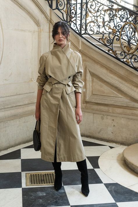 Deva Cassel, Paris Photo Ideas, Dior Coat, Street Style Fall Winter, Beige Trench Coat, Christian Dior Haute Couture, Prep Style, Dior Haute Couture, Monica Bellucci