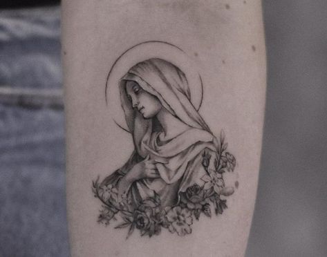 Catholic Mary tattoos with an explanation of their meanings: 50+ ideas in different styles with various elements for every taste. Bonus: the most popular tattoo spots. Mother Mary Tattoo Design, Mary Tattoos Catholic, Catholic Tattoos For Men, Catholic Tattoos For Women, Virgin Mary Tattoo Design, Virgin Mary Tattoos, Madonna Tattoo, Virgen Mary Tattoo, Mary Tattoos